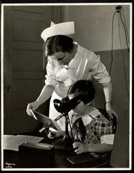 Enfermera y una niña con discapacidad visual en la clínica de la Asociación de Ciegos de Nueva York, 114 East 60th Street, Nueva York, 1934